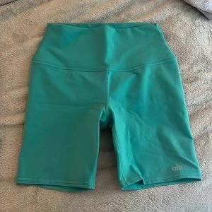 Alo biker shorts (size s)